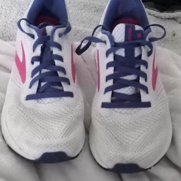 Brooks Shoes - Brooks Women's White Running Shoes with Pink Swoosh and Navy Laces